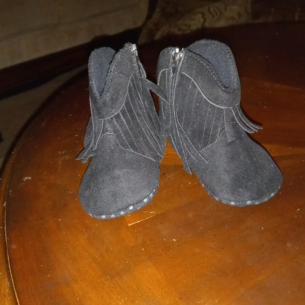 FRINGE MOCCASINS